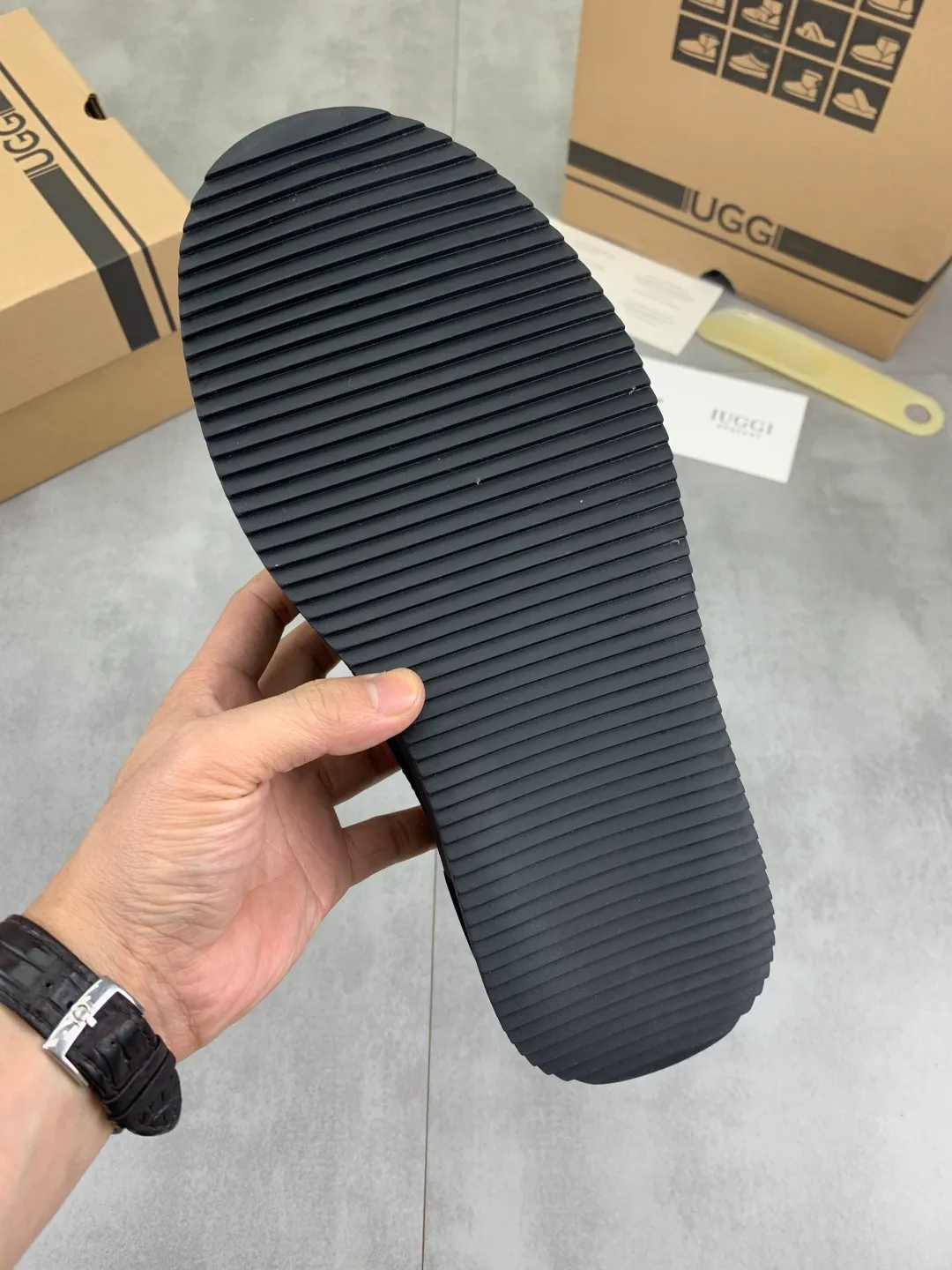 Men's men's shoes 💰P580 New arrival 🆕🆕🆕 IUGGI men's shoes slip-on loafers British style fashionable retro casual sneakers Convenient, comfortable, casual, versatile style Wool lining is comfortable and warm Rubber outsole Non-slip and firm Size: 39-44 Three colors 8731-8